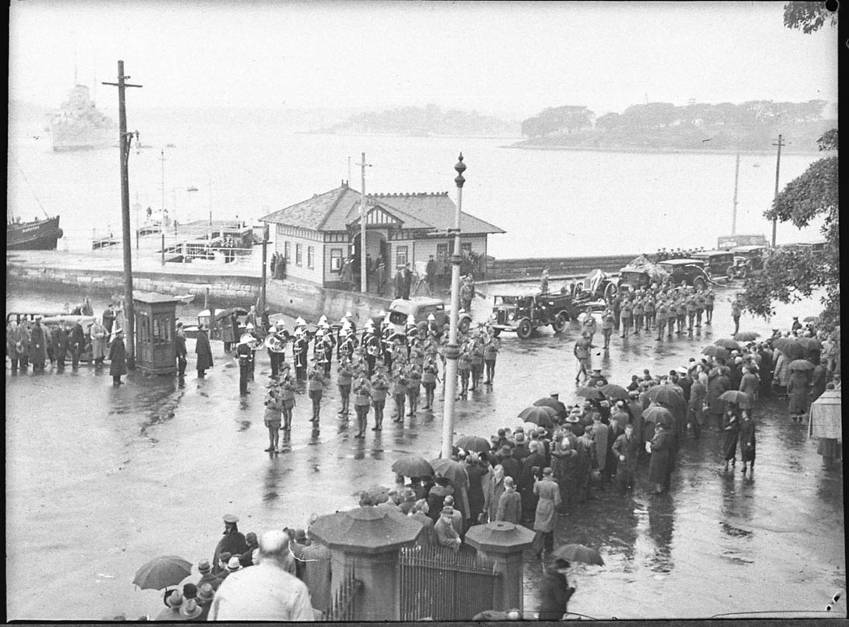 Arrival of Gunner Sullivans ashes at ManOWar steps, Sydney city centre (1937)