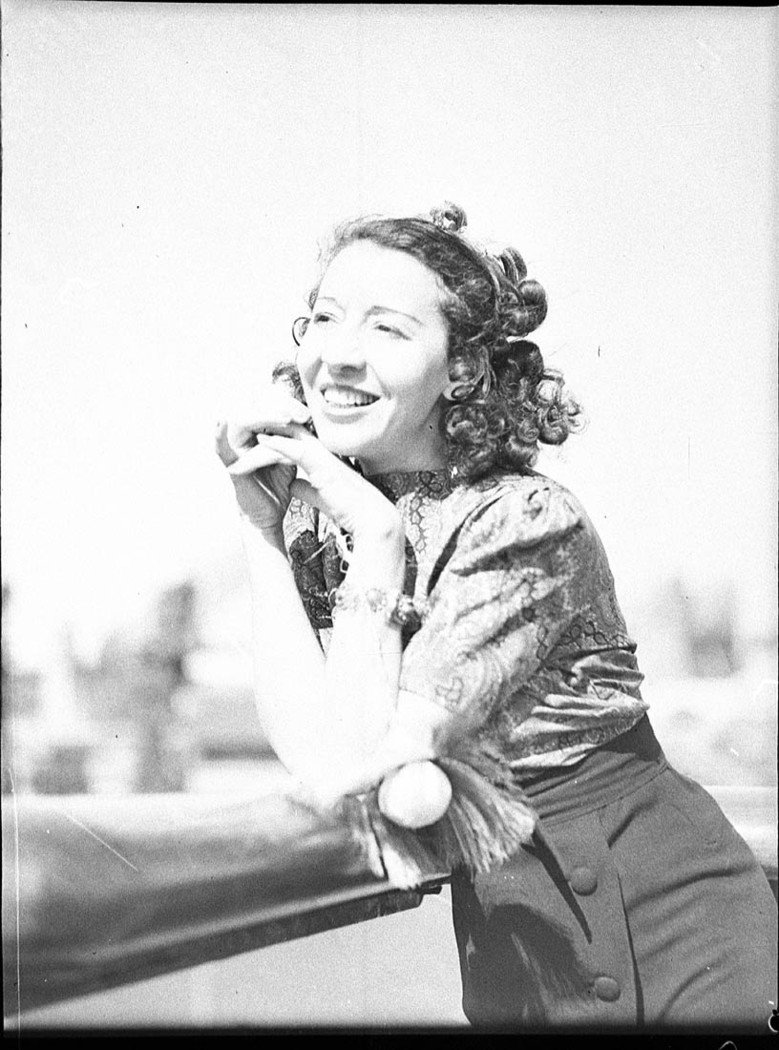 Arrivals by Mariposa taken for JC Williamson Ltd (1937)