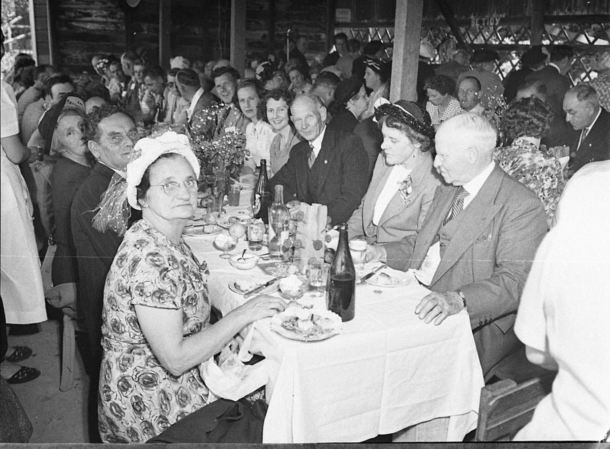 Associated Bread Manufacturing Conference picnic luncheon at Middle Harbour, Sydney Harbour (1949)