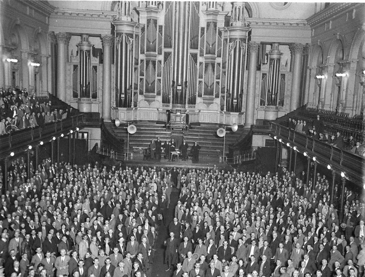 Audience or meeting Sydney Town Hall showing the console and pipes of the great organ, Sydney city centre (1933–34)