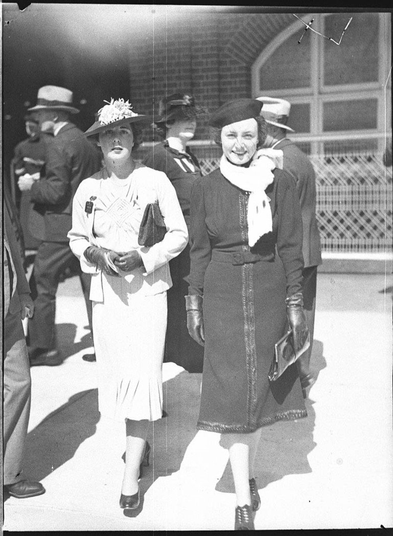 Autumn race fashions (1937)