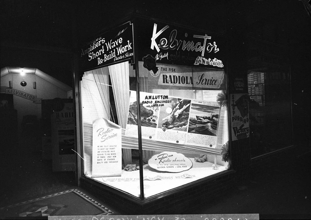 AW Luttons Kelvinator and AWA display window (1944)