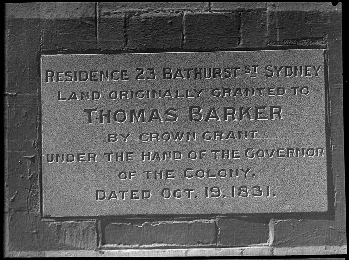 Bathurst Street tablet Reads Residence 23 Bathurst St Sydney Land originally granted to Thomas Barker by Crown grant under the hand of the Governor of the Colony Dated Oct 19 1831, Sydney city centre (1947)