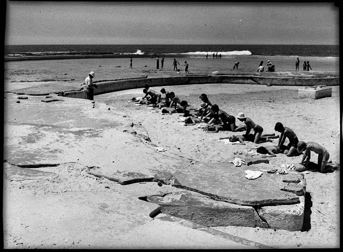Beach and baths in hot weather (1952)