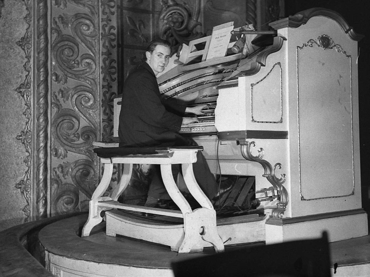 Bill at State Theatre Wurlitzer organ, Sydney city centre (1941)