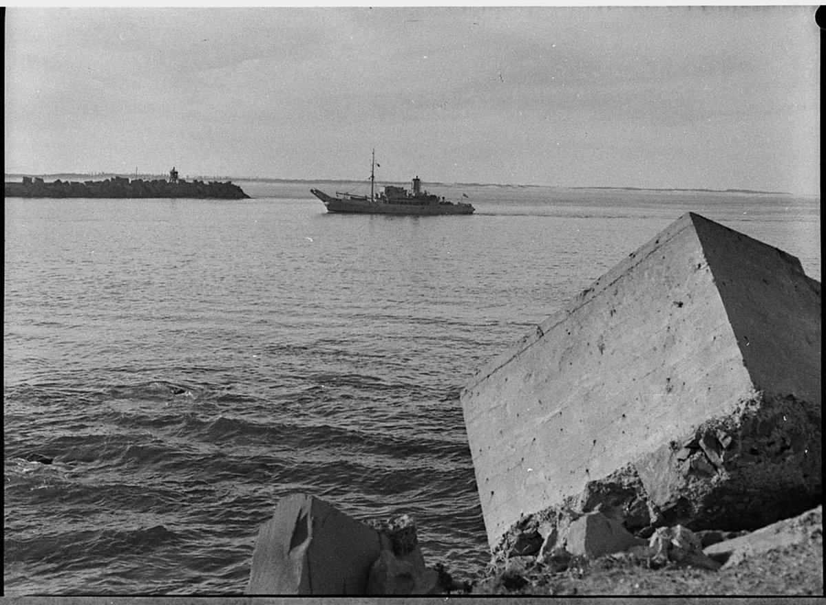 Boom defence vessel to work on Pluto (1957)