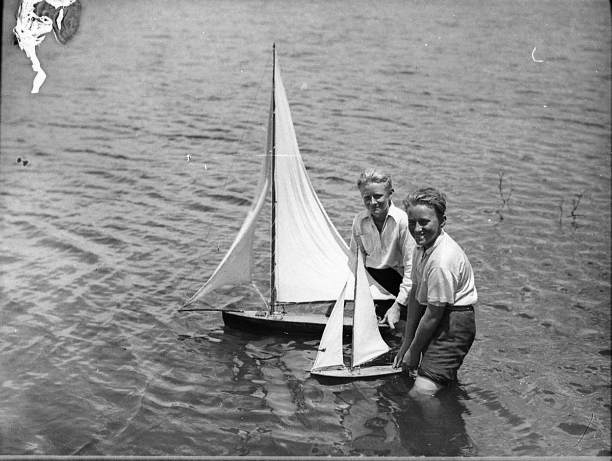 Boys with model yachts (1930s)