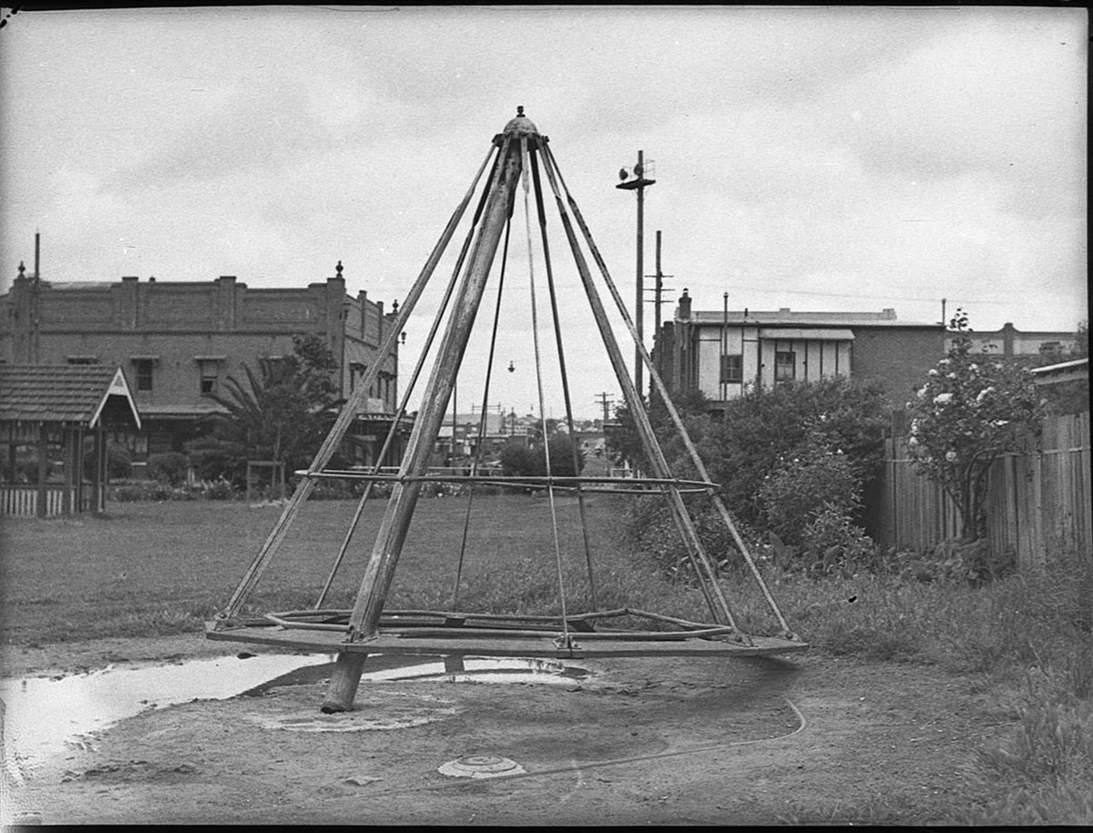 Broken Lidcombe swing Harold T Morgan (1943)