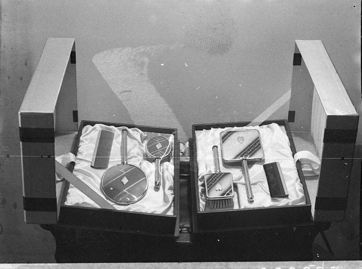 Brush comb and mirror set (1937)