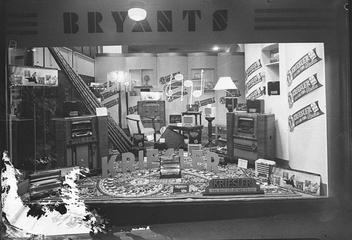 Bryants window display (1939)