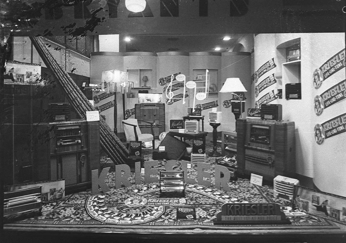Bryants window display (1939)