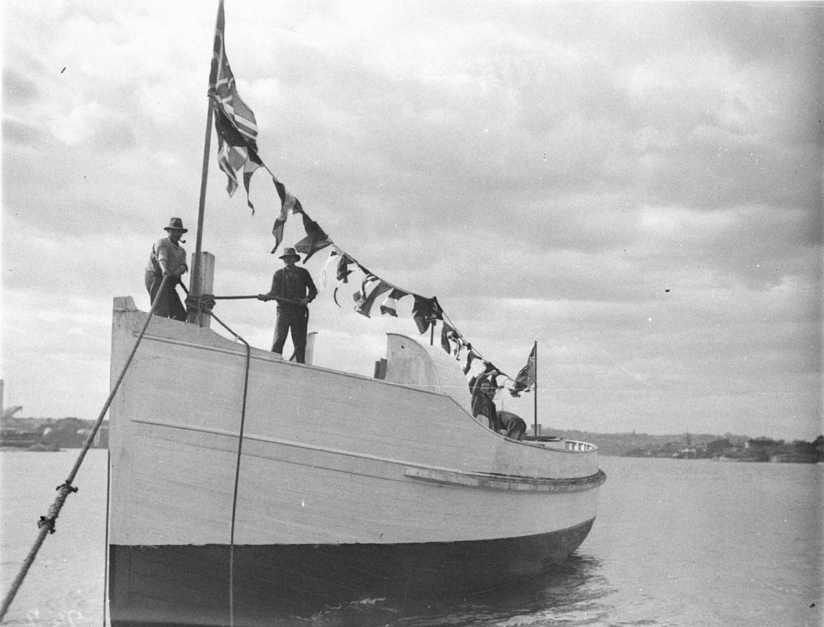 Building and launching of a small tugboat at Birchgrove (1930s)