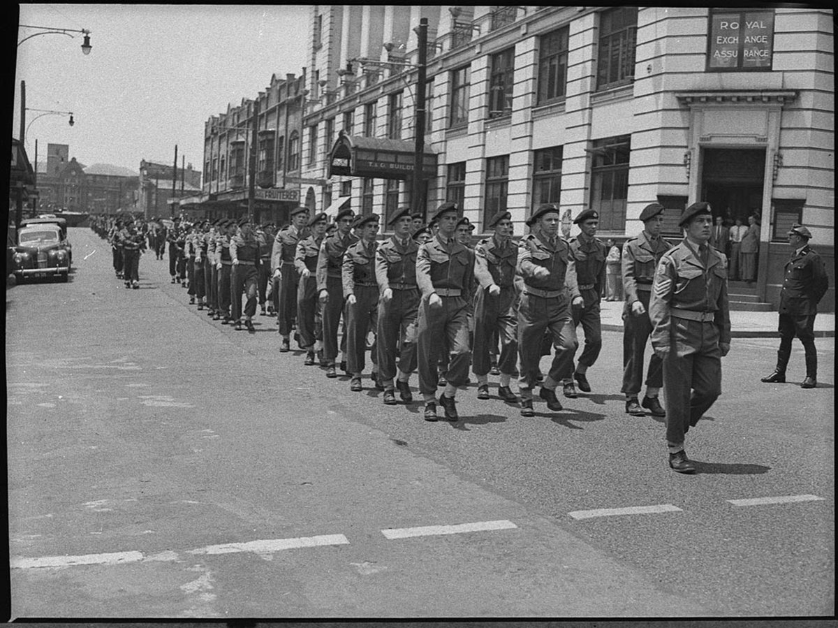Cambrai march soldiers marching and wreath laying ceremony (1953)