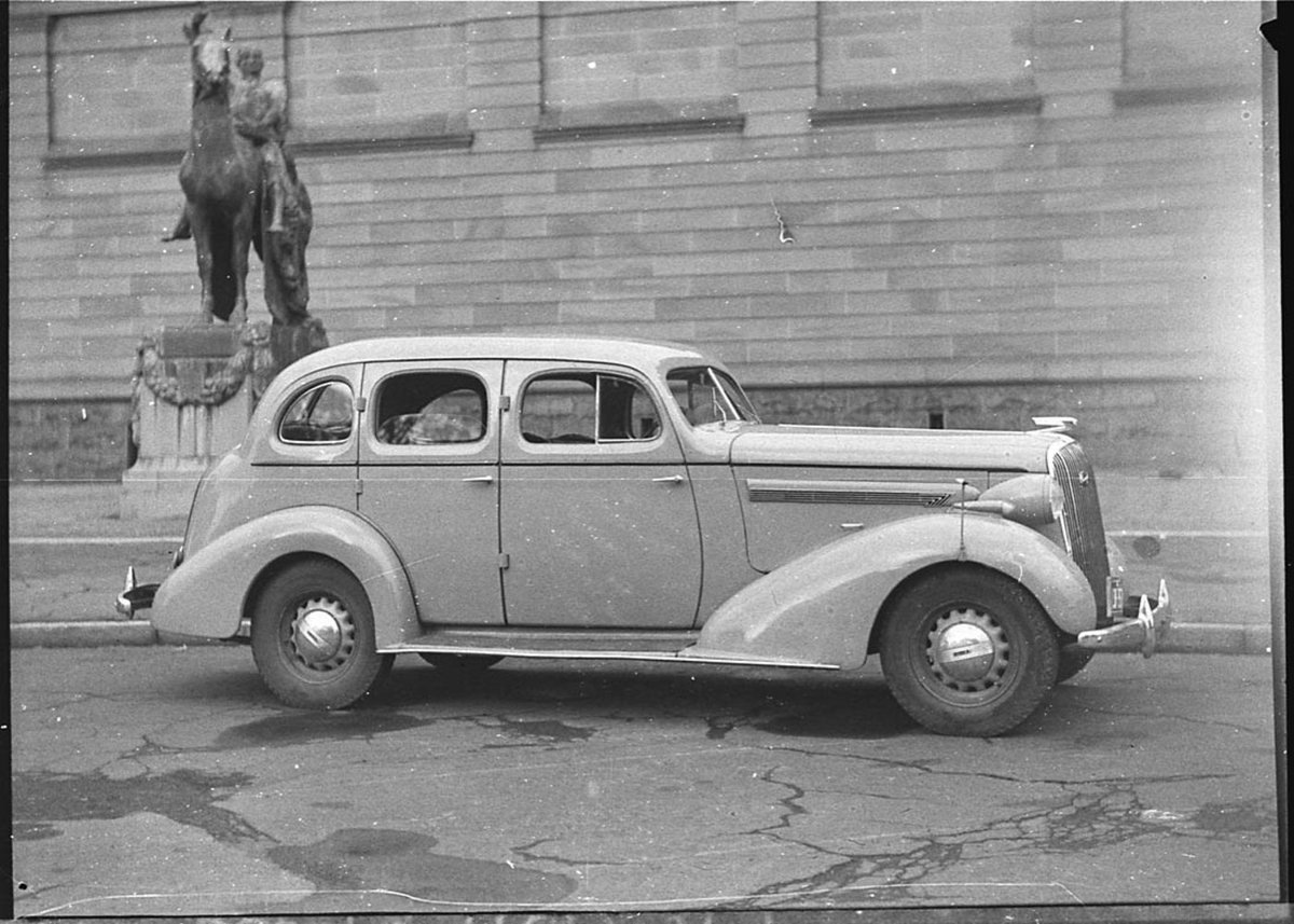 Car taken for AnivittiSchey Ltd for Telegraph classified ads, Sydney city centre (1937)