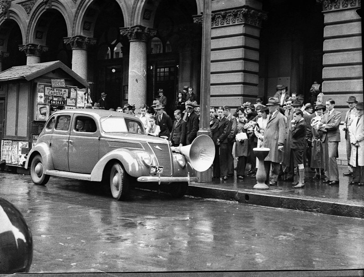 Car with loudspeaker AWA equipment (1937)