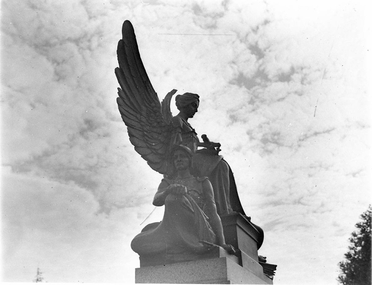 Carved stone figures of a soldier an angel and a scribe To Our Glorious Dead (1925–57)