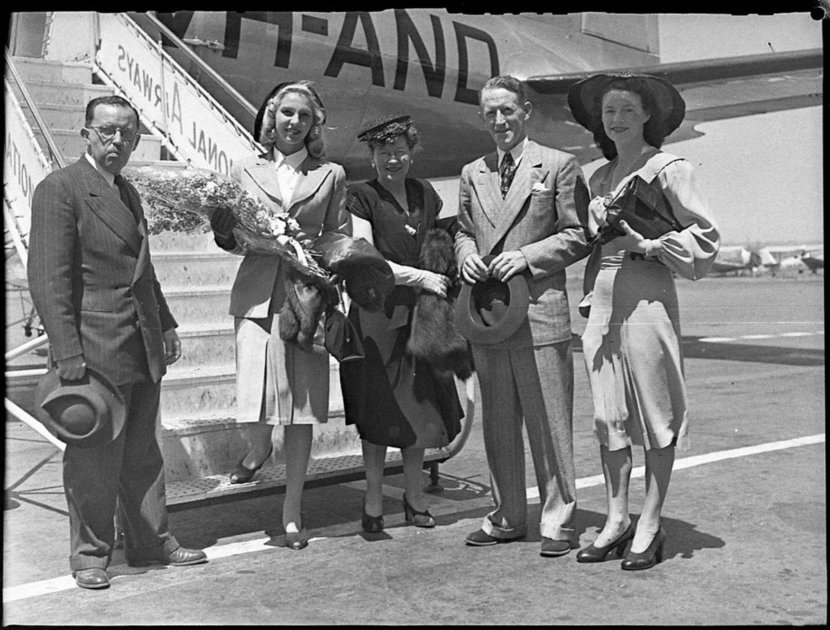 Cavalcade cover girl Miss McClinsky (1947)