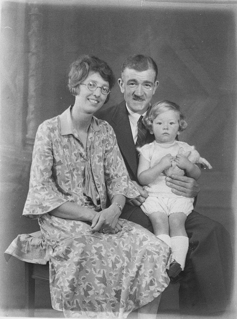Child with parents Mr and Mrs Shawer Columbia Pictures (1930s)