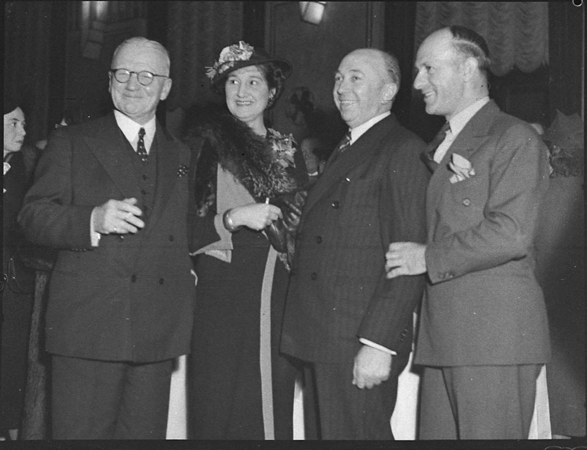 Cocktail party to Mr and Mrs Deane (1938)