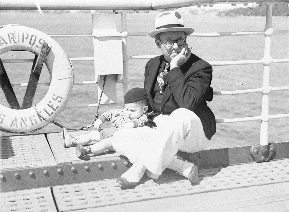 Comedian Harry Langdon and child arrive on Mariposa from USA (1930s)