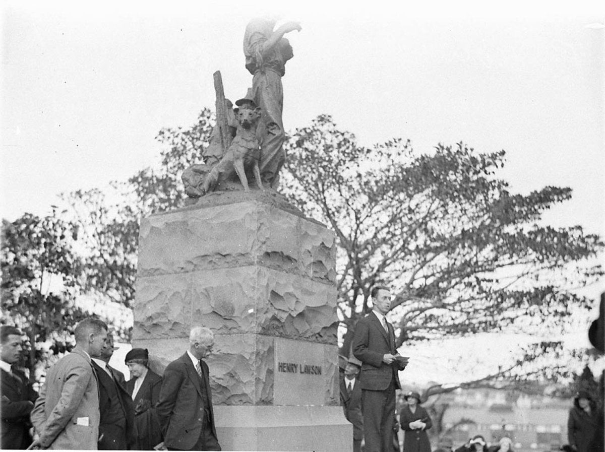 Commemoration ceremony at Henry Lawsons statue, Sydney city centre (1930s)