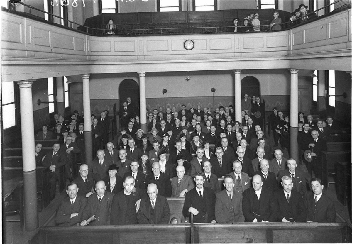 Crowd in auditorium of a church trade or town hall, Sydney (1930s)