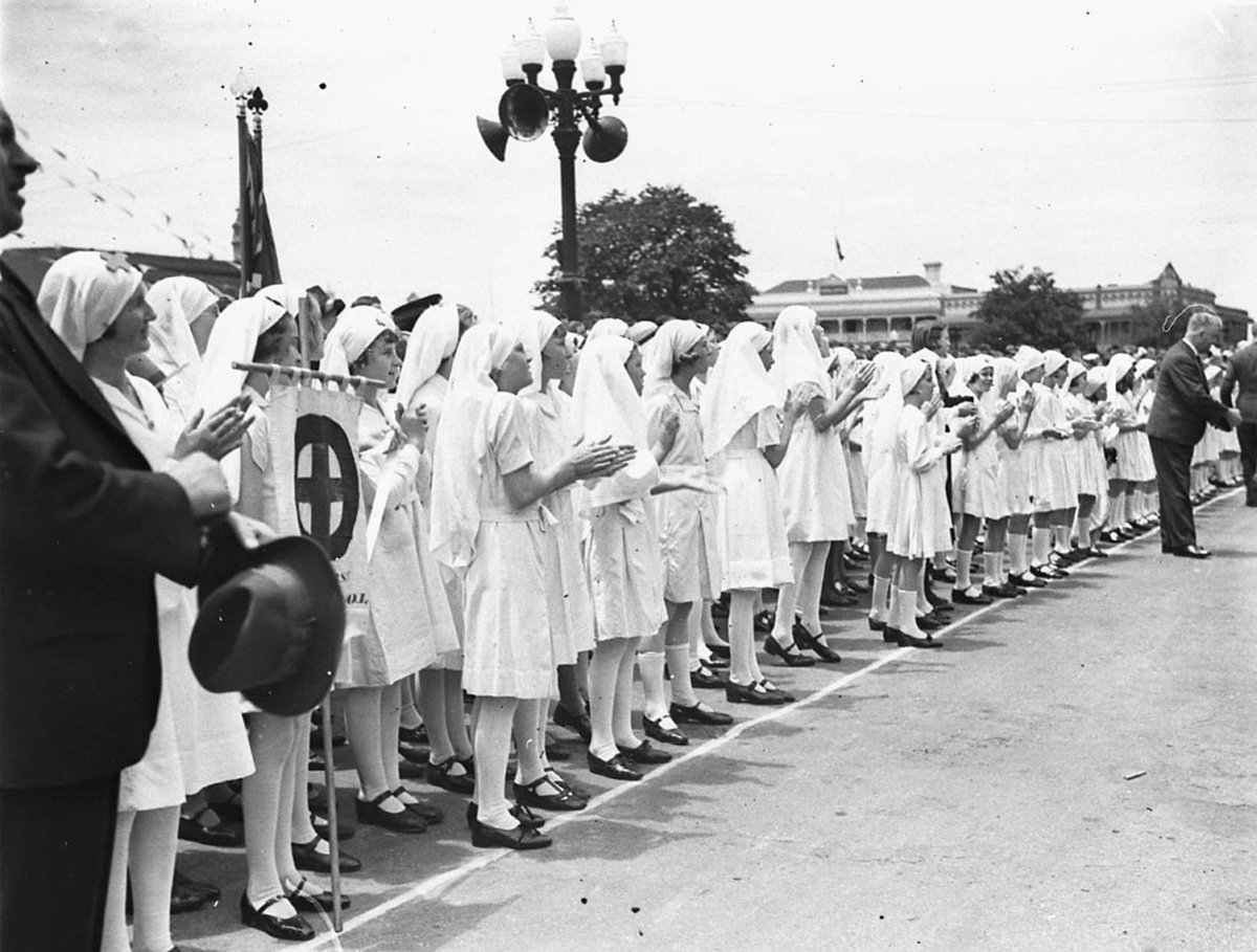 Crowd of junior Red Cross girls clap the Duke (1934)