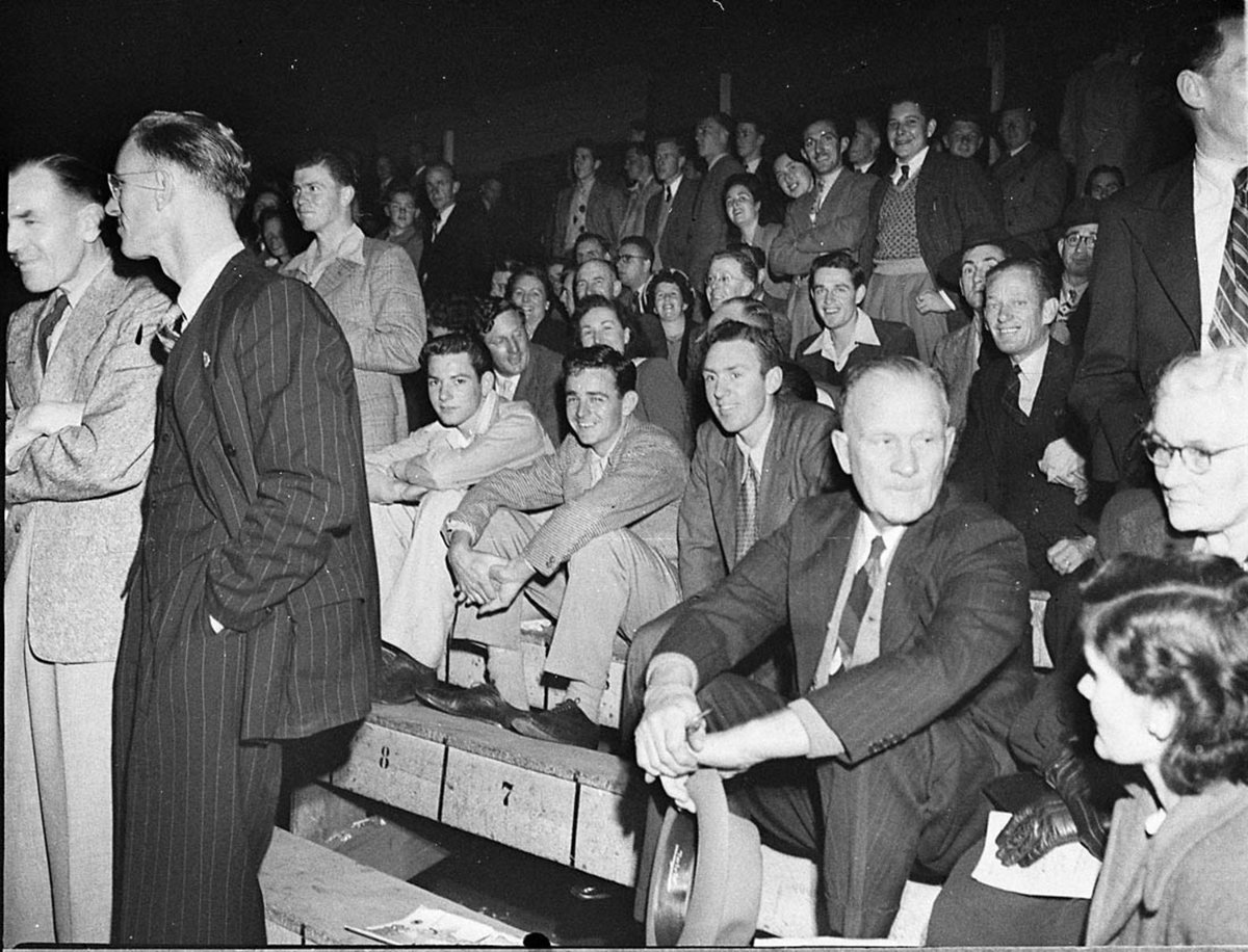 Crowd watching Dunlop Rubber table tennis championship with Mr A Goode foreground Stadium, Rushcutters Bay (1949)