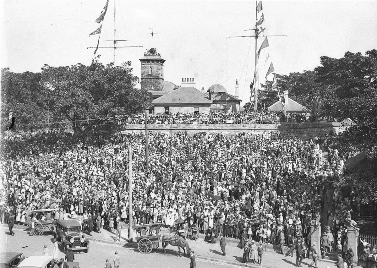 Crowds in front of the Observatory wait to cross the bridge (1932)