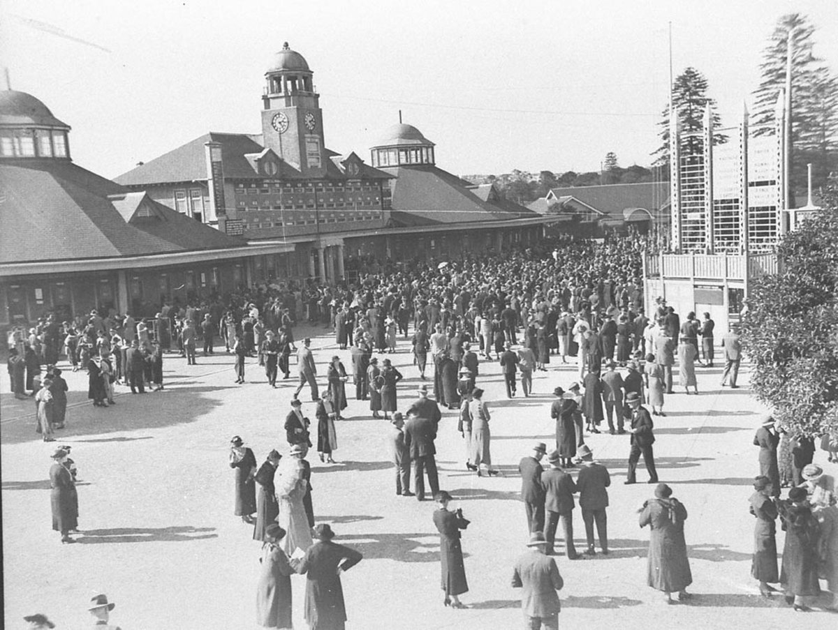 Crowds in front of the totalisator board in Paddock enclosure (c. 1935)