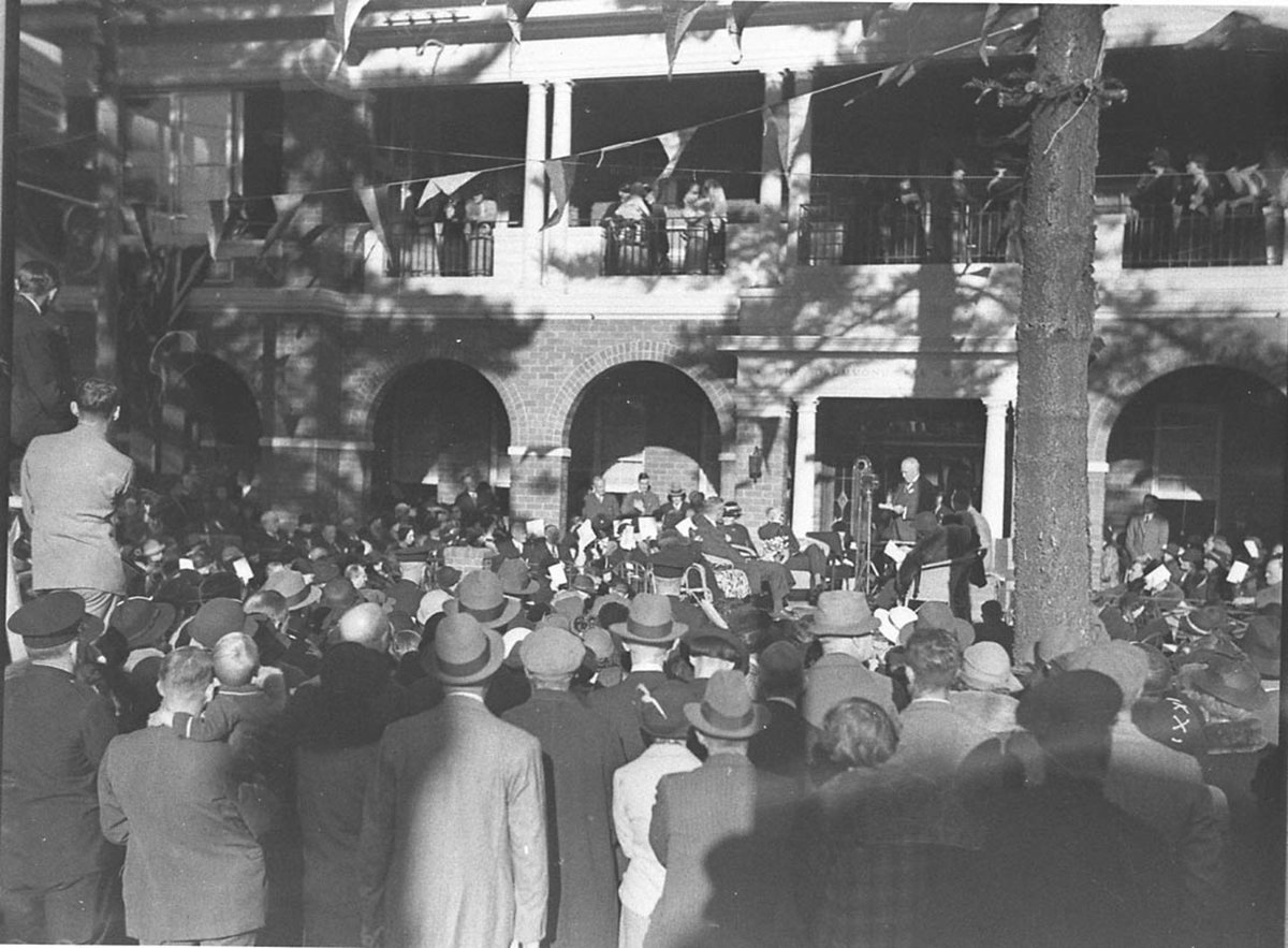 Crowds listening to speakers, by Sam Hood (1935)