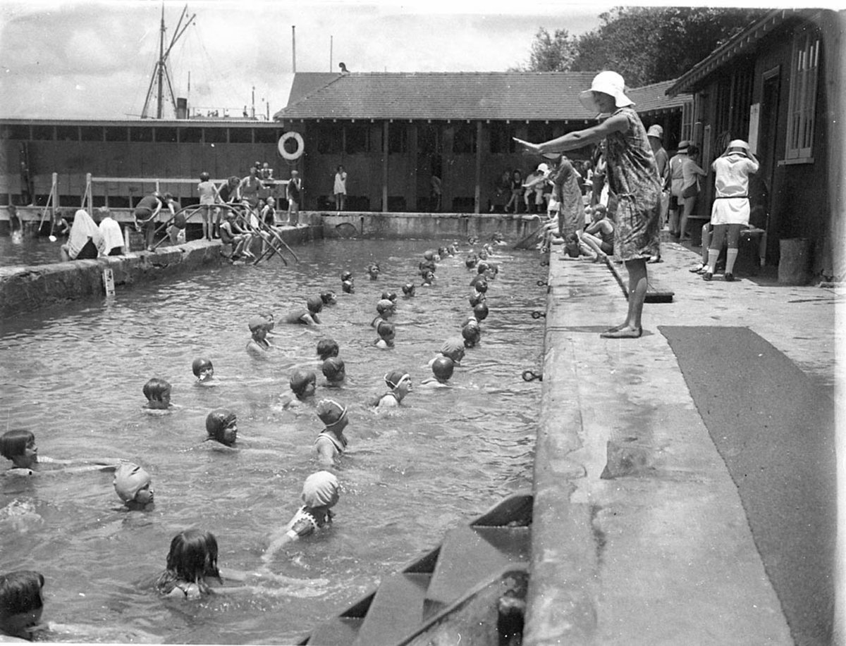 Crowds of children learning to swim (1930s)