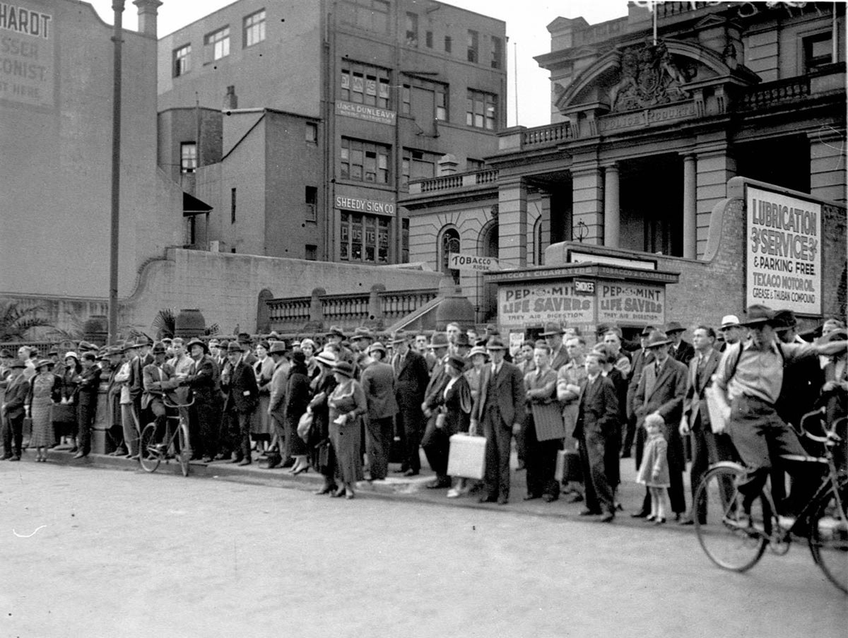 Crowds opposite Sam Lands Palace of Gems outside Central Police Court listening to Melbourne Cup broadcast Sydney (1934)