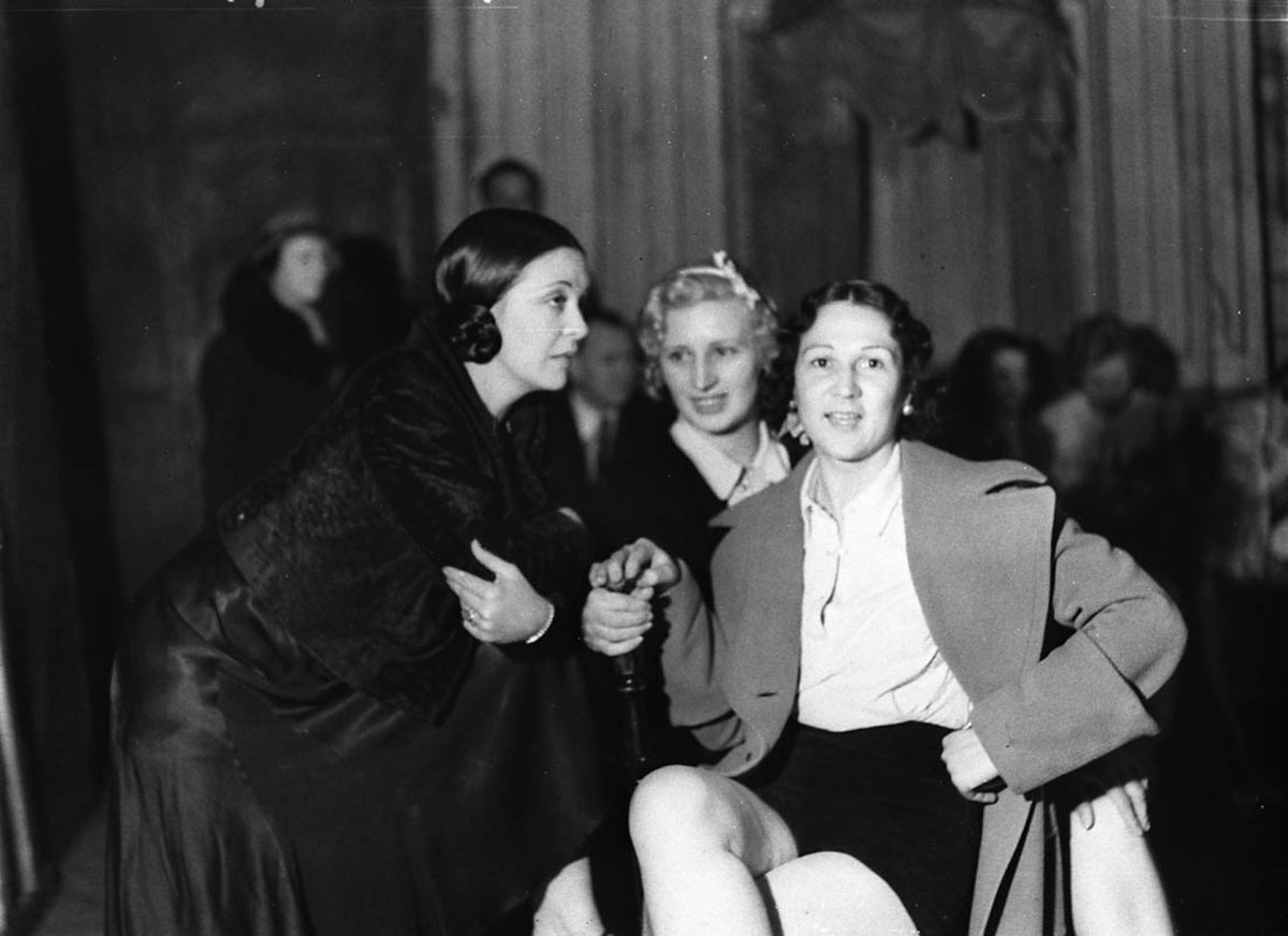 Dancers in rehearsal for Viktoria and her hussar (c. 1935)