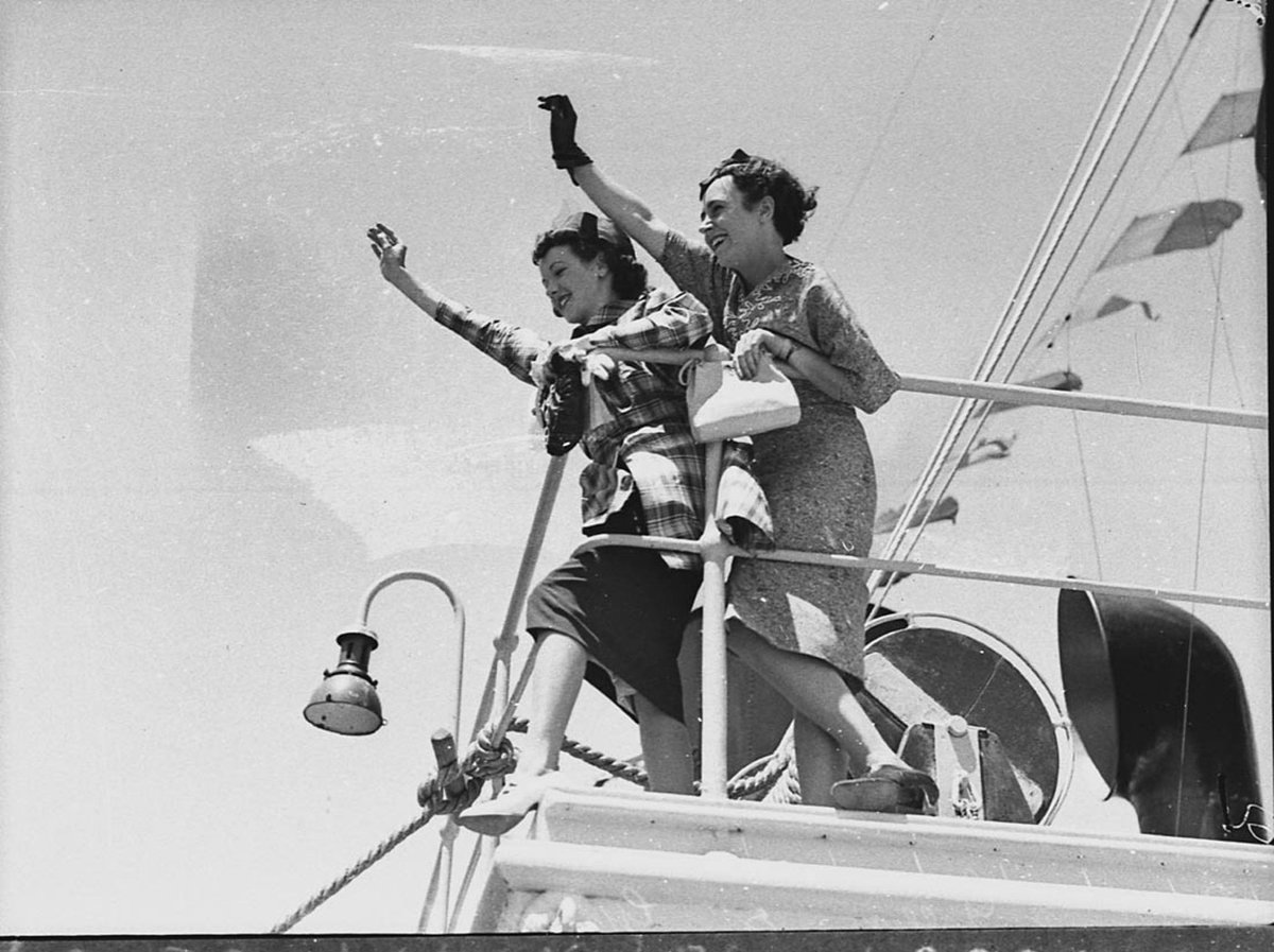 David Jones models Arrival of Monterey, Sydney city centre (1937)