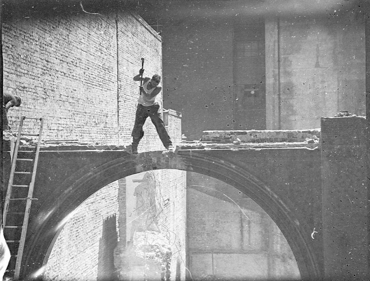 Demolishing Hoffnungs building Pitt Street Sydney, Sydney city centre (1939)