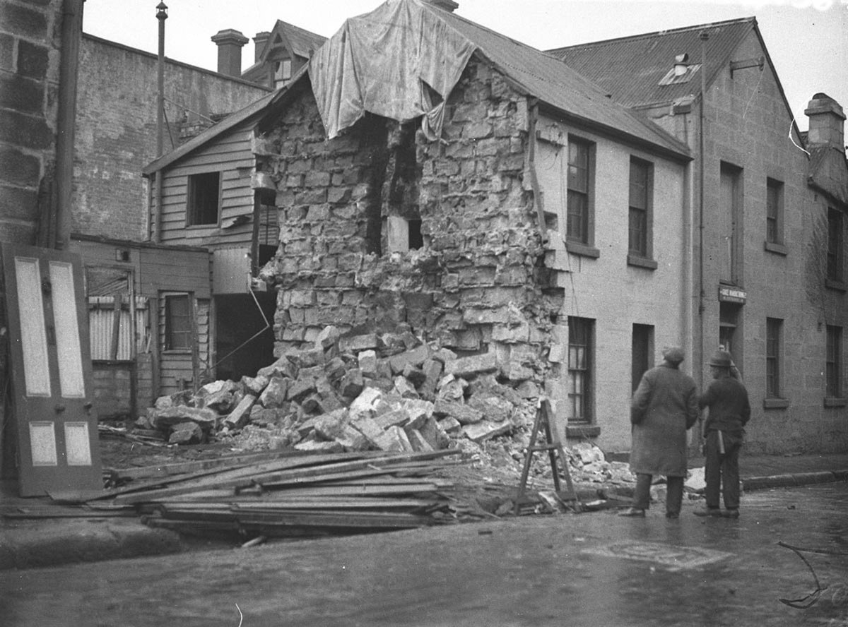 Demolishing old buildings at Pyrmont or Wall crash Chisholm Street Paddington (1934)
