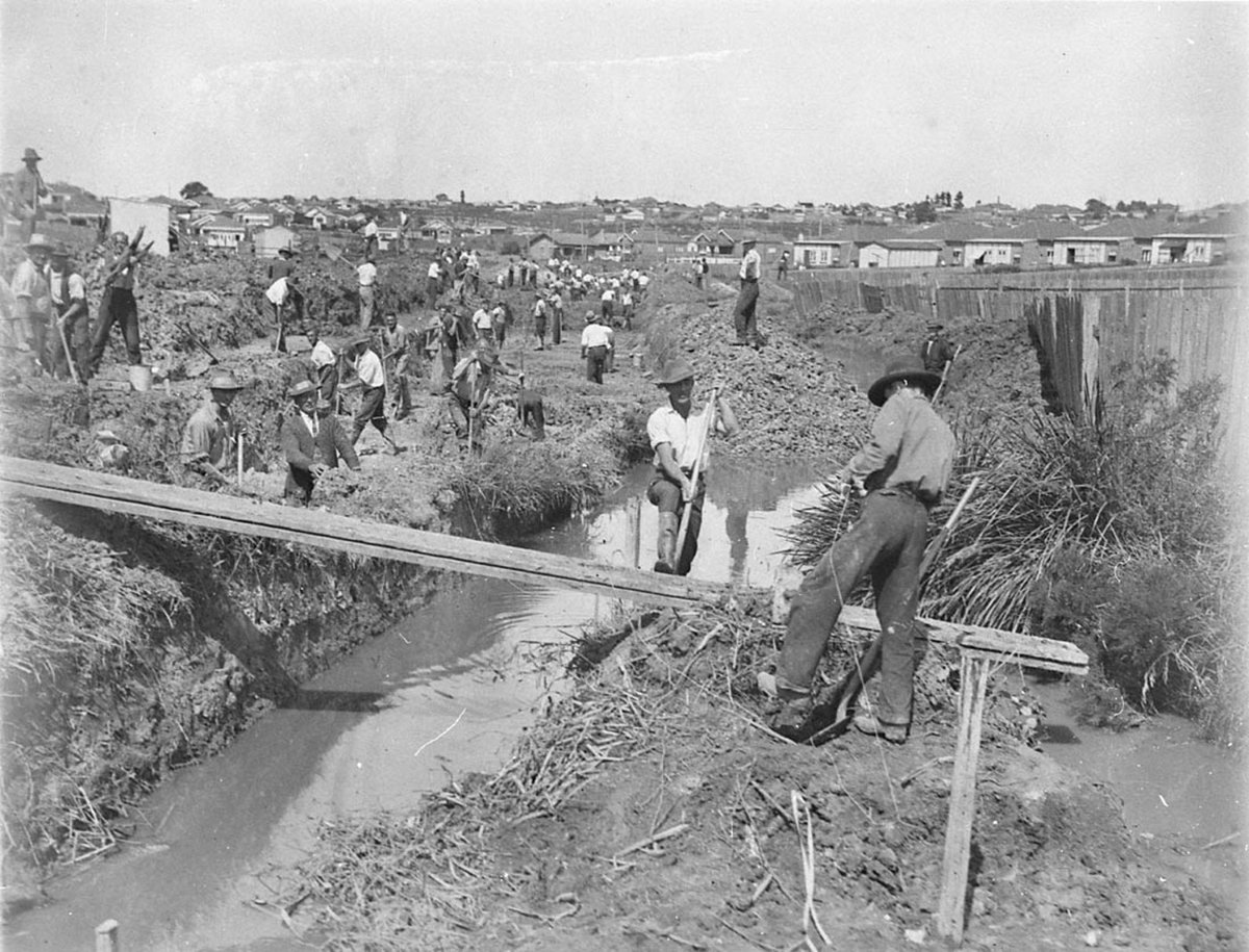 Depression relief workers digging a stormwater canal (1933)