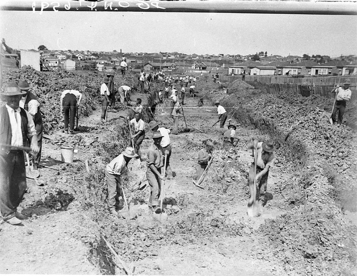 Depression years relief workers digging a stormwater canal, Sydney (1933)