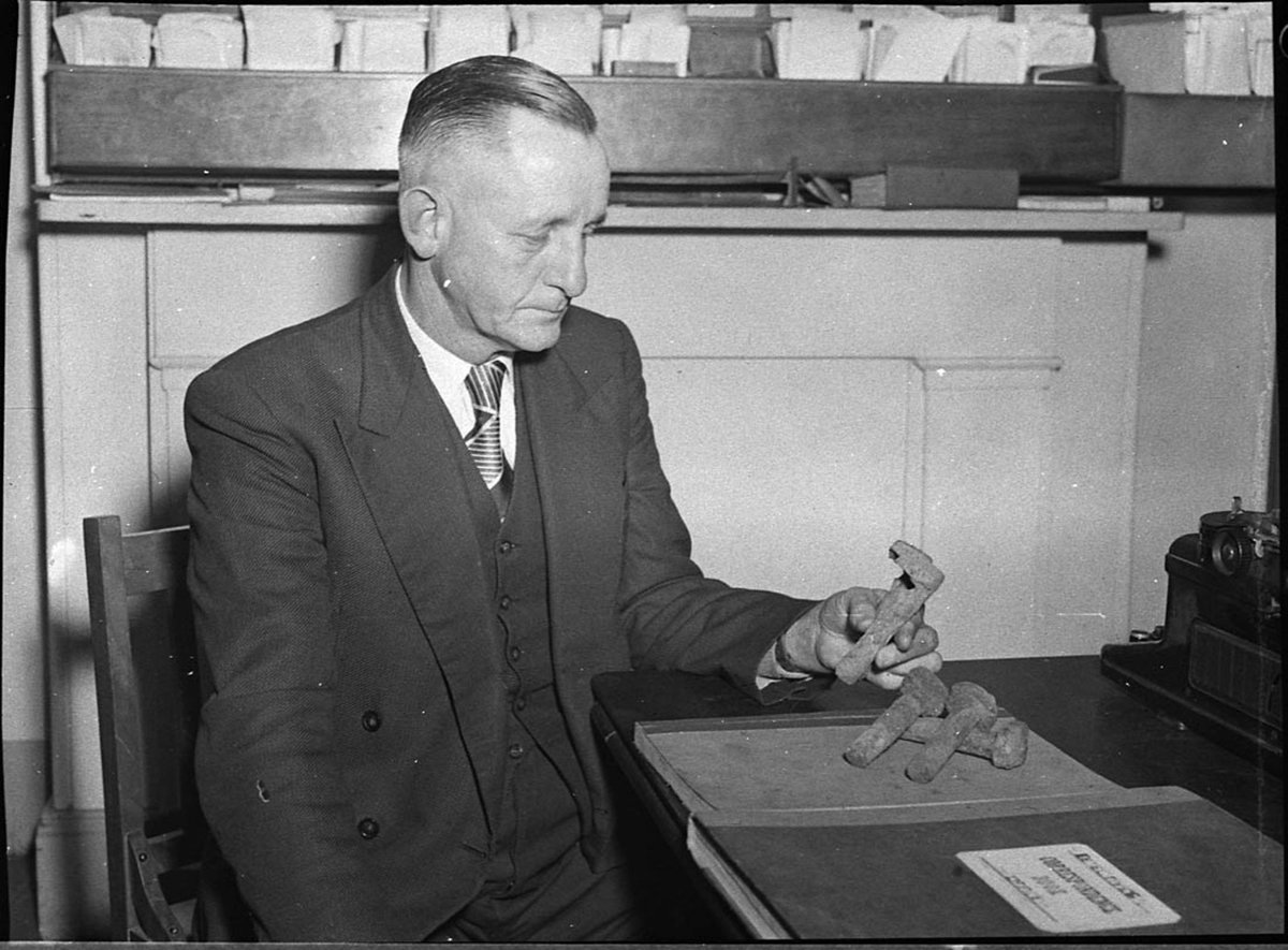 Detective ONeill with bolts (1956)