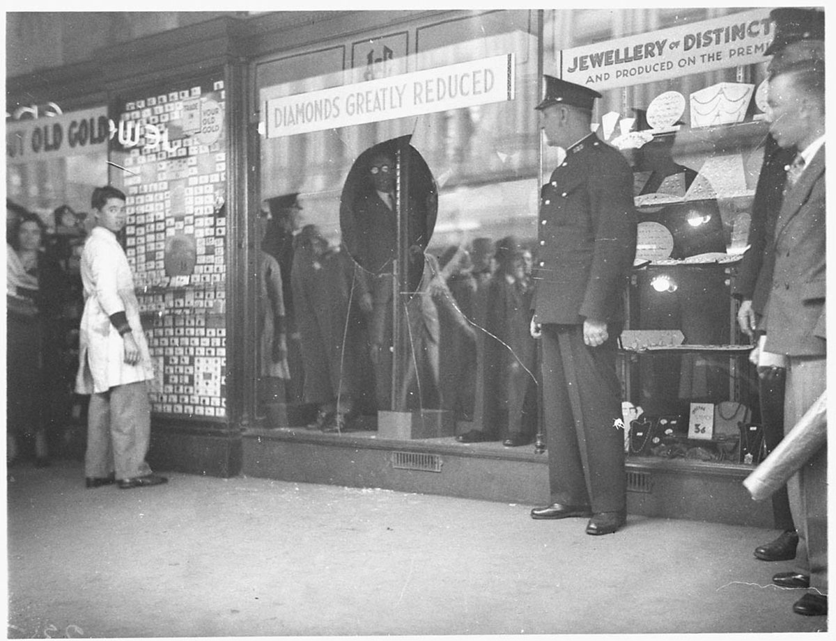 Diamonds stolen from Angus Cootes jewellery store Sydney (1934)