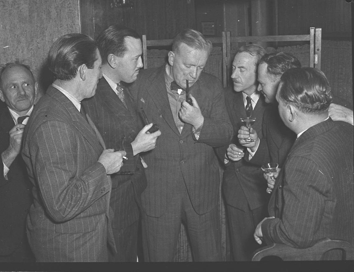 Dinner to Syd Miller Ushers Hotel taken for Smiths Weekly (1945)