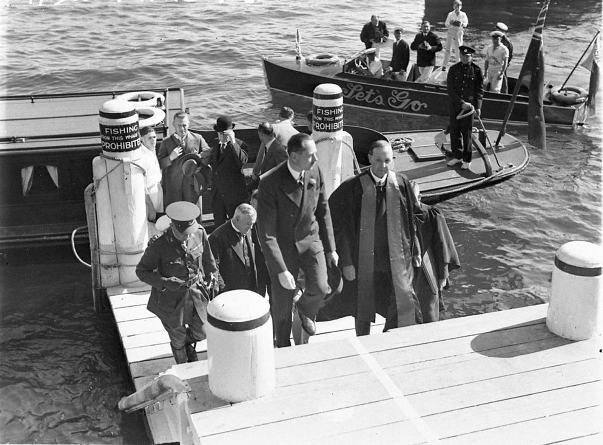Duke of Gloucester accompanied by the Mayor and followed by Sir Philip Game arrives at Manly for a surf carnival (1934)