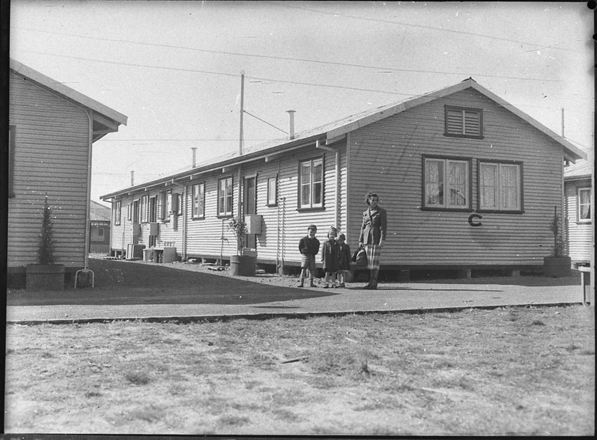 English migrants in State Dockyard flats (1950)