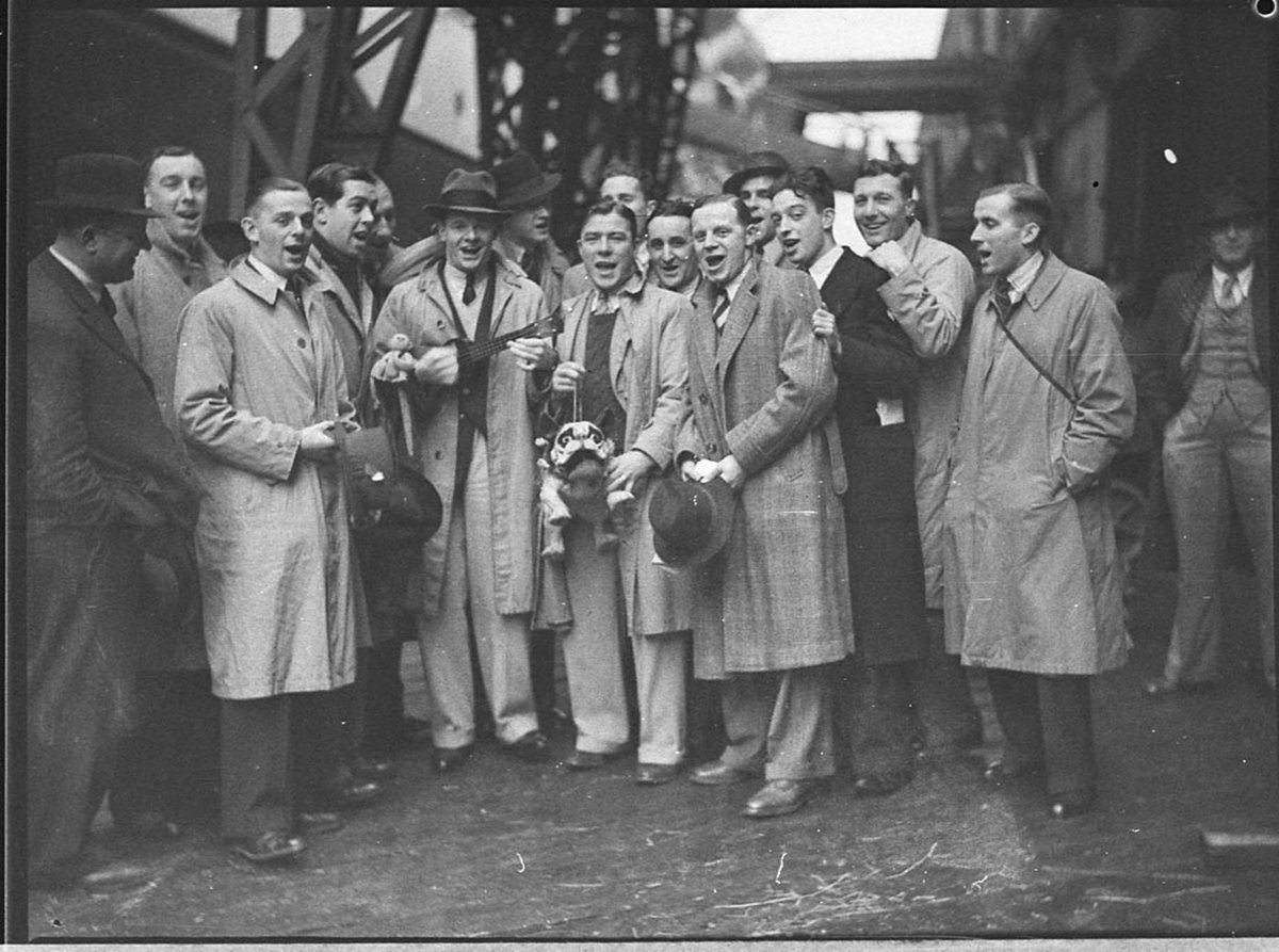 English soccer team arrive by Maunganui (1937)