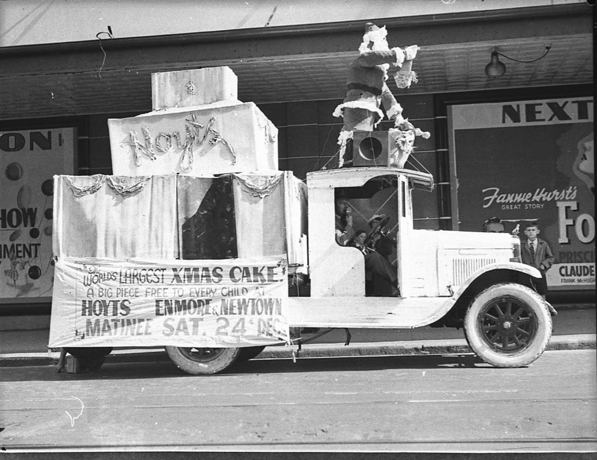 Enmore Theatre lorry free Christmas cake to each child Sat matinee 24 Dec 1938