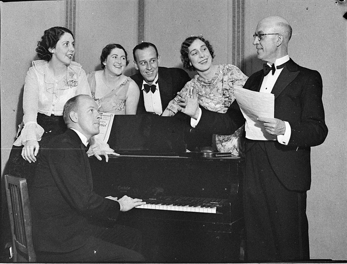 Entertainers around a piano (1930s)