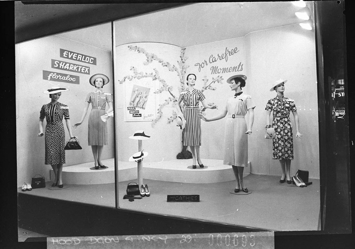 Everloc displays in David Joness window for E Lucas Co Ltd, Sydney city centre (1938)