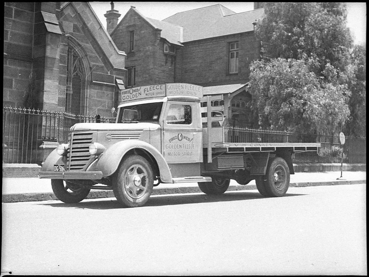Federal motor lorry of Golden Fleece (1938)