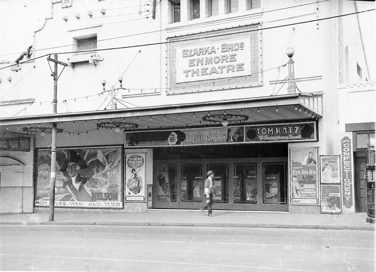 Films Nelson and Rin Tin Tin in Dog of the Regiment, Sydney (1927)